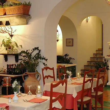 Buca Di Bacco Отель Позитано